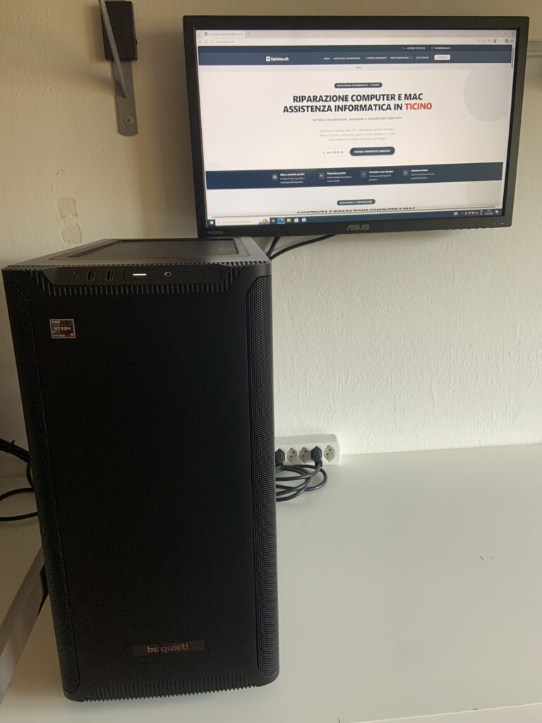 PC gaming be quiet! assemblato e acceso, installato a domicilio a Locarno con monitor che mostra il sito tipicino.ch