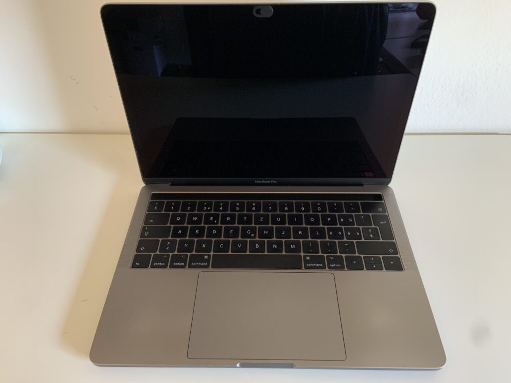 MacBook Pro A1706 di un cliente di Lugano aperto sul banco con la scocca rimossa durante la sostituzione del display