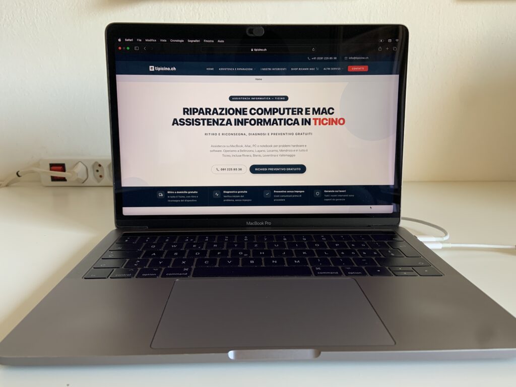 MacBook Pro A1706 riparato e acceso con display nuovo che mostra il sito tipicino.ch, pronto per la riconsegna a Lugano