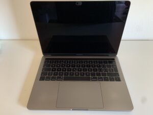 MacBook Pro A1706 di un cliente di Lugano aperto sul banco con la scocca rimossa durante la sostituzione del display