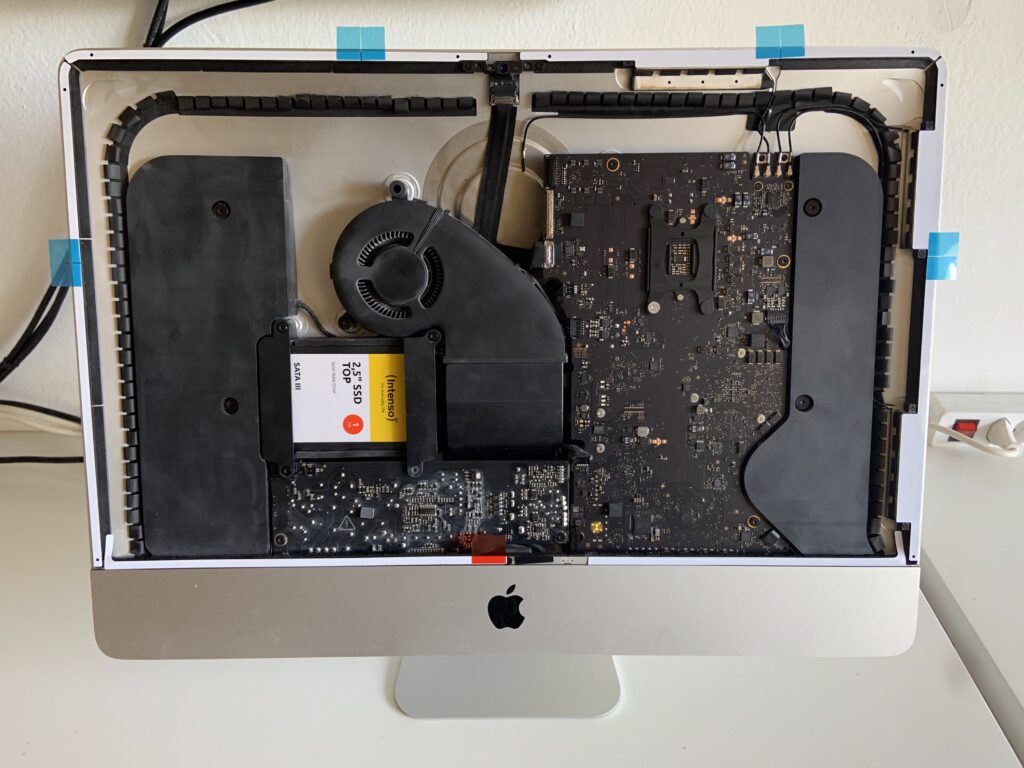 iMac A1418 Late 2015 aperto in laboratorio per la riparazione della scheda logica, cliente di Olivone in Ticino