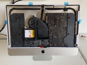 iMac A1418 Late 2015 aperto in laboratorio per la riparazione della scheda logica, cliente di Olivone in Ticino