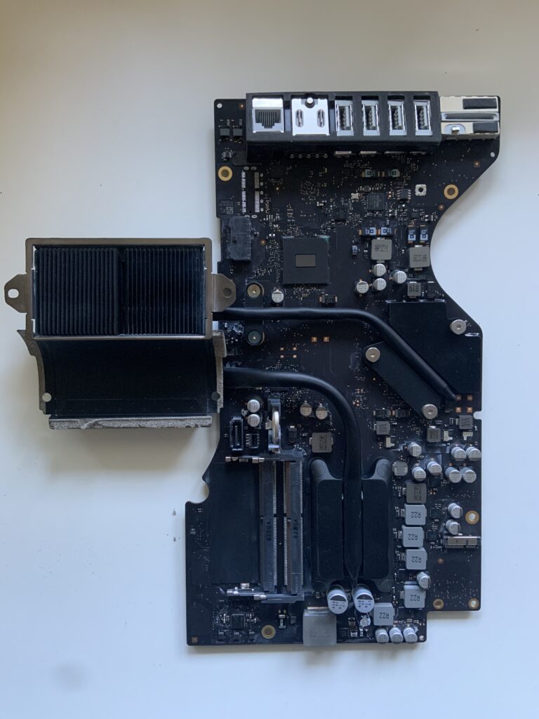 Scheda logica di ricambio per iMac A1418 Late 2015 in primo piano prima del montaggio