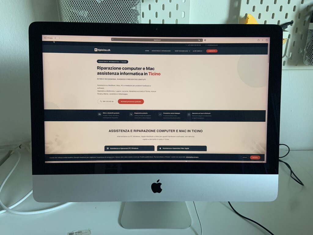 iMac A1418 riparato e funzionante con la pagina tipicino.ch sullo schermo dopo la sostituzione della scheda logica
