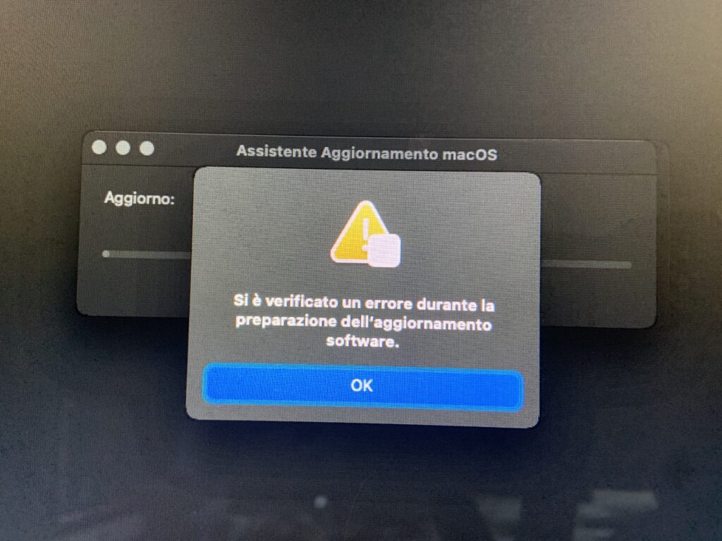 iMac A1418 Late 2012 aperto sul banco per l'aggiornamento a macOS Sequoia, riparazione per un cliente di Brissago