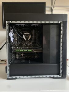 Interno di un PC desktop Lenovo Legion da gaming aperto sul banco di lavoro durante la riparazione, dispositivo ritirato a Tesserete.
