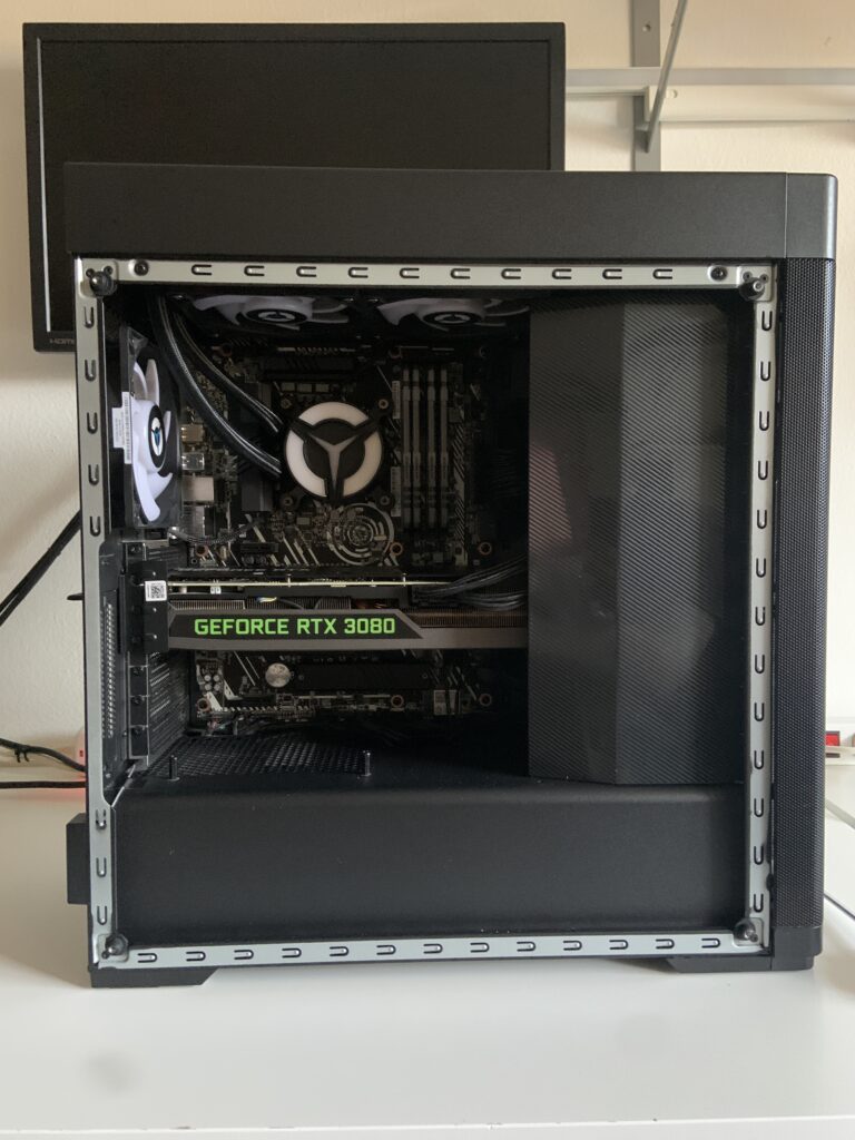 Interno di un PC desktop Lenovo Legion da gaming aperto sul banco di lavoro durante la riparazione, dispositivo ritirato a Tesserete.