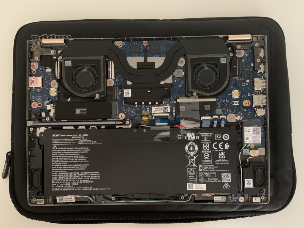 Acer Spin 5 SP514 aperto sul banco per la sostituzione della batteria, riparazione per un cliente di Biasca