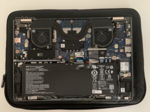 Acer Spin 5 SP514 aperto sul banco per la sostituzione della batteria, riparazione per un cliente di Biasca