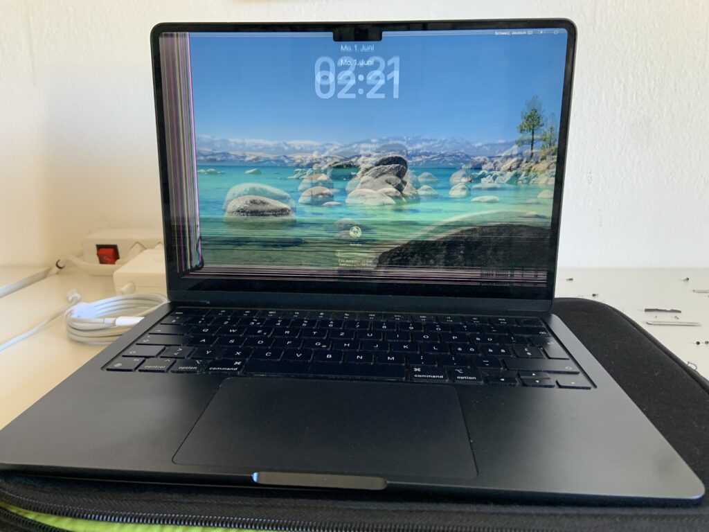 MacBook Air A3113 Midnight smontato sul banco di lavoro durante la sostituzione del display a Bellinzona