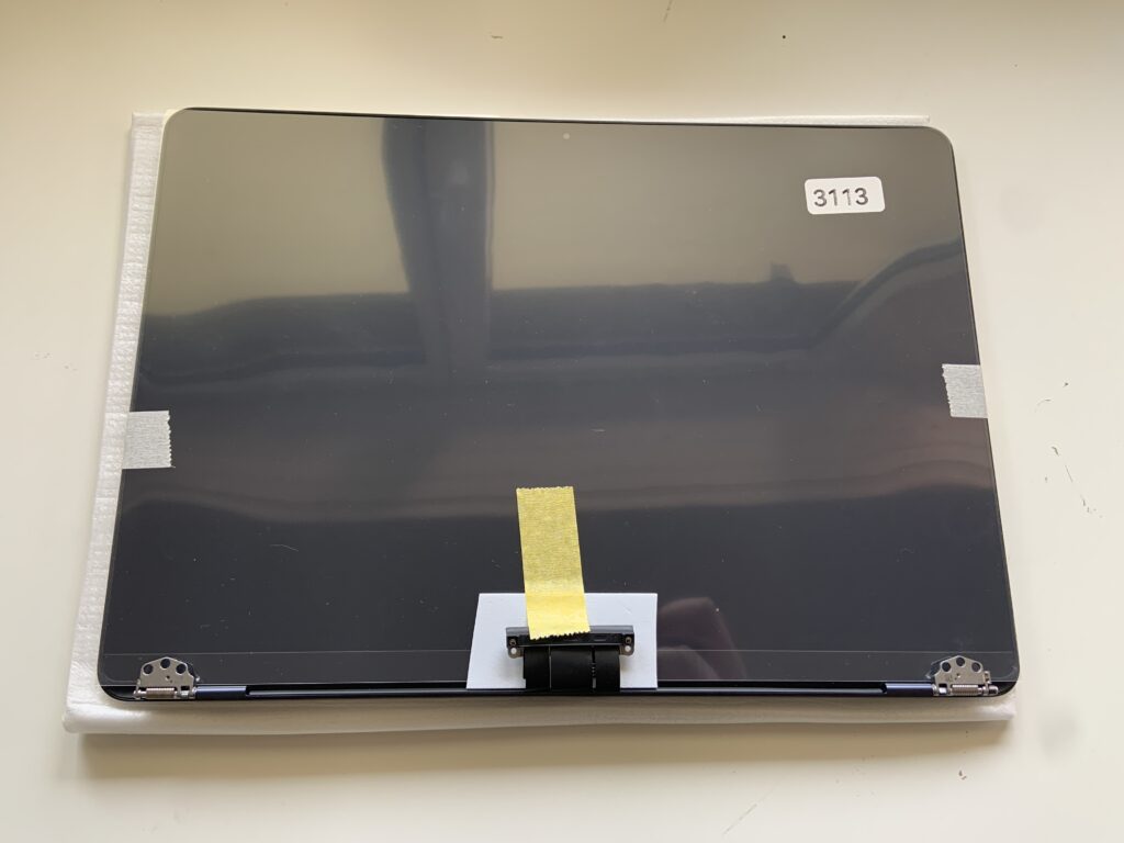 Gruppo display nuovo per MacBook Air A3113 in primo piano prima del montaggio