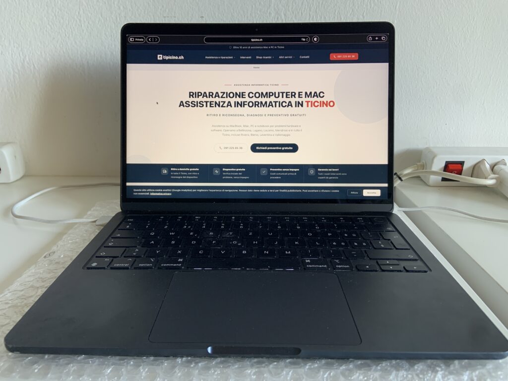 MacBook Air A3113 Midnight riparato e acceso con il sito tipicino.ch sullo schermo