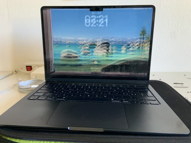 MacBook Air A3113 Midnight smontato sul banco di lavoro durante la sostituzione del display a Bellinzona