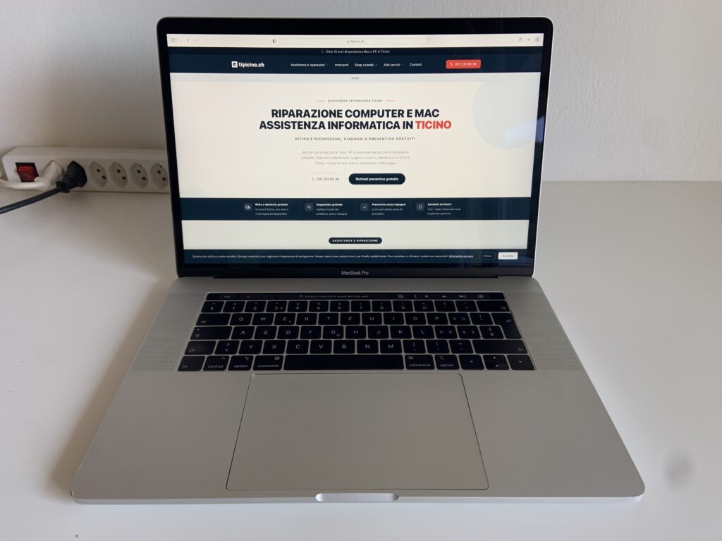 MacBook Pro A1990 Silver acceso con il display nuovo dopo la sostituzione, riconsegnato a un cliente di Quartino.