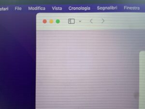 Display di un MacBook Pro A1990 con righe orizzontali su tutto lo schermo, dettaglio del guasto su un dispositivo ritirato a Quartino.