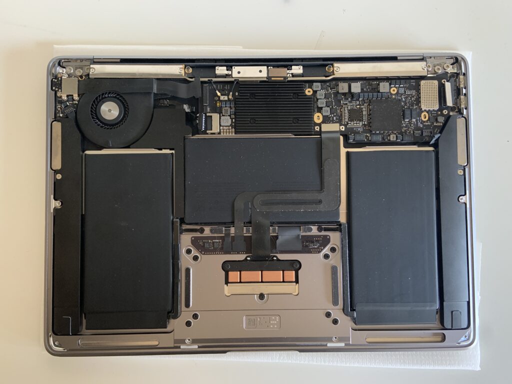 MacBook Air A2179 smontato sul banco durante la sostituzione della scheda logica, intervento di tipicino.ch per un cliente di Gordola