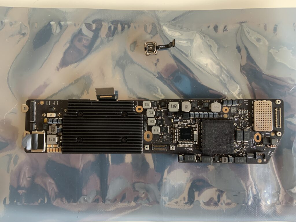 Scheda logica di ricambio per MacBook Air A2179 in primo piano, componente installato da tipicino.ch in Ticino