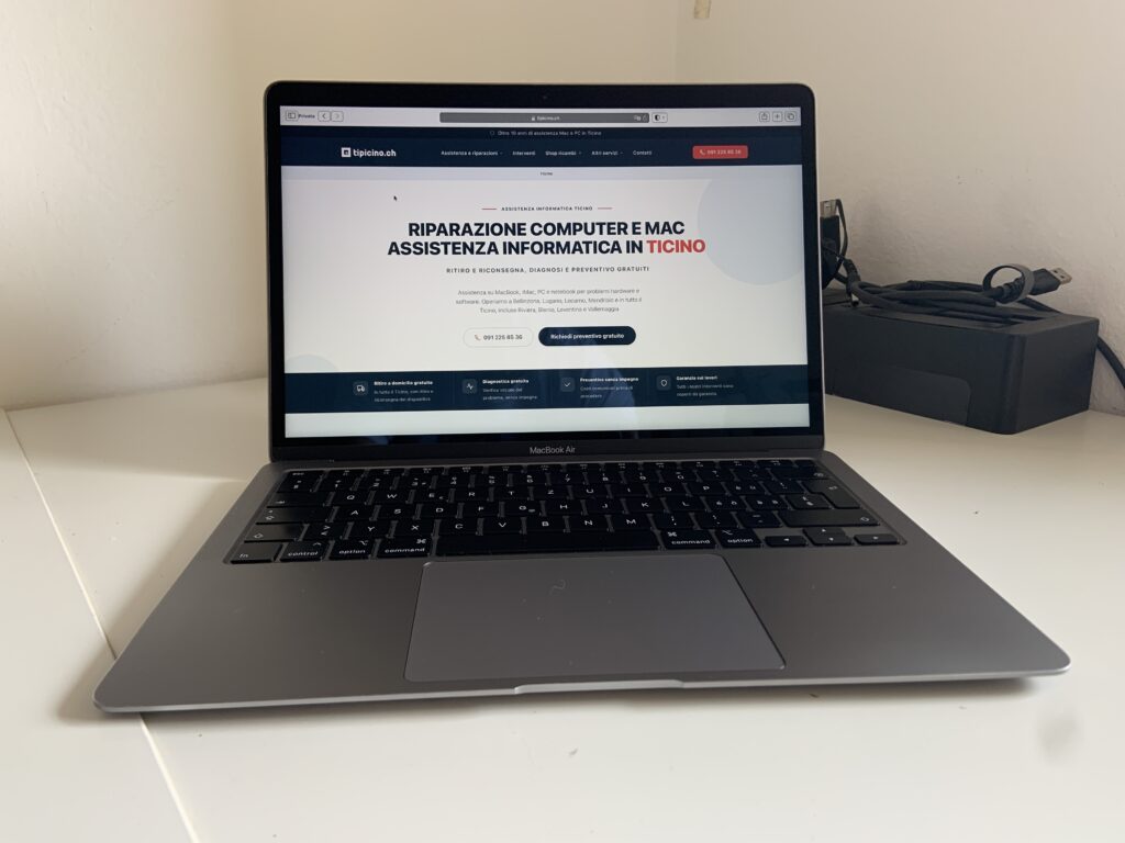 MacBook Air A2179 acceso e funzionante con la pagina di tipicino.ch sullo schermo, risultato finale della sostituzione scheda logica