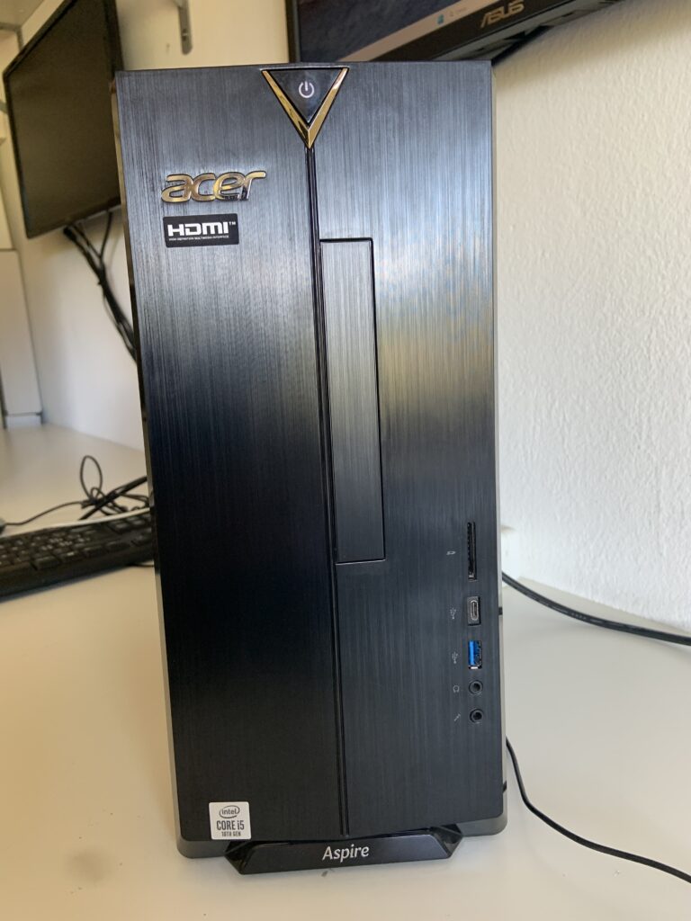 Vista frontale del desktop Acer Aspire TC-895 di un cliente di Rivera dopo la sostituzione dell'SSD