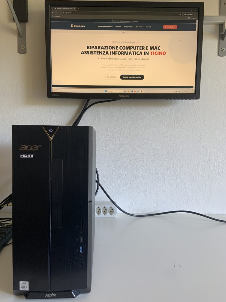 Desktop Acer Aspire TC-895 acceso e funzionante con la pagina di tipicino.ch sul monitor dopo la sostituzione dell'SSD