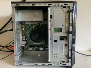 Desktop Acer Aspire TC-895 aperto sul banco di lavoro con l'SSD in fase di sostituzione, intervento per un cliente di Rivera