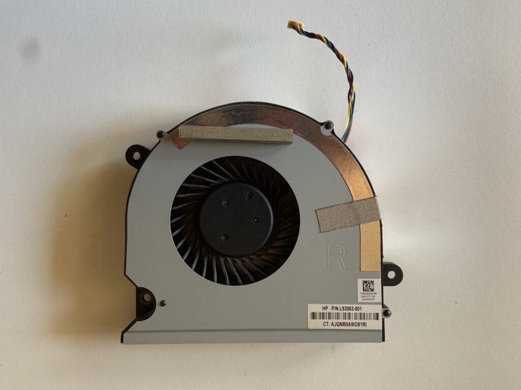 Ventola del dissipatore nuova per HP All-in-One 34-c1959nz, ricambio montato durante la riparazione a Giubiasco