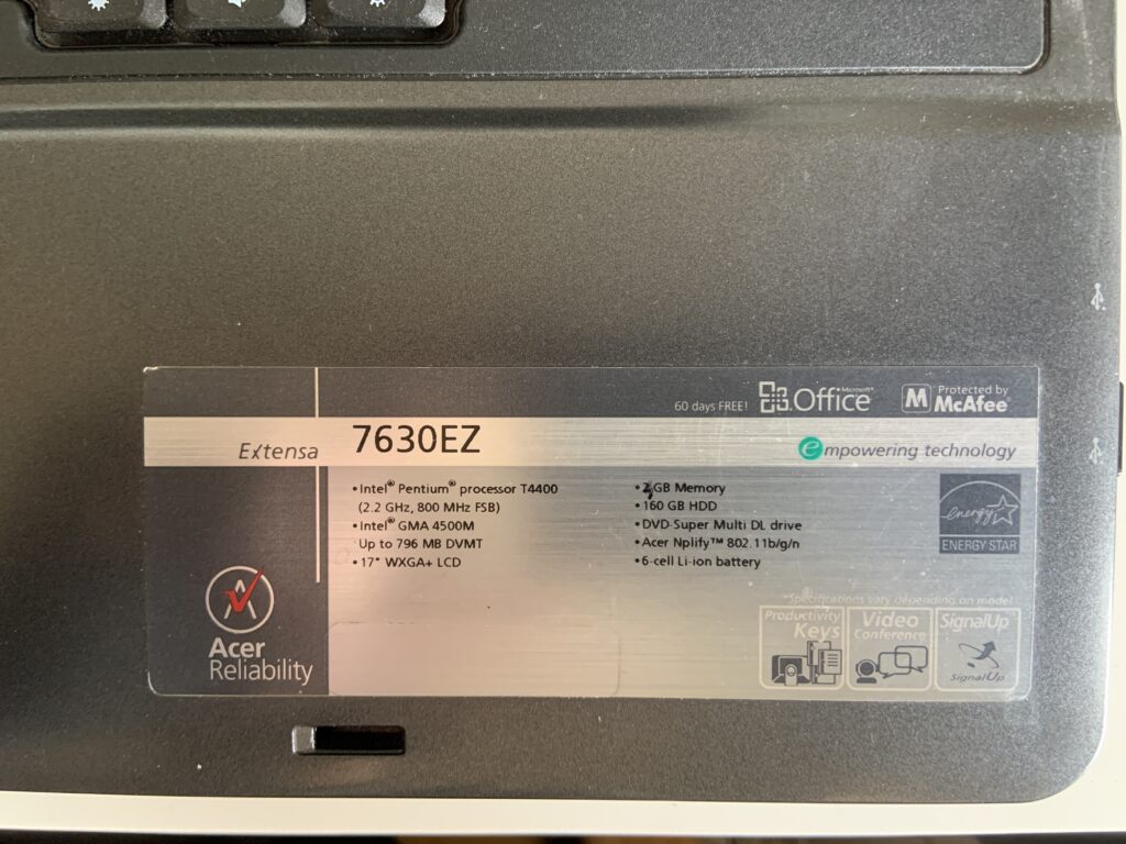 SSD nuovo e moduli di RAM aggiuntiva installati sull'Acer Aspire 7630EZ per renderlo compatibile con Windows 11