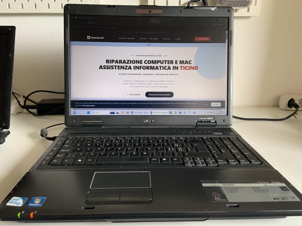 Acer Aspire 7630EZ acceso con Windows 11 installato e la pagina di tipicino.ch sullo schermo, risultato finale dell'upgrade