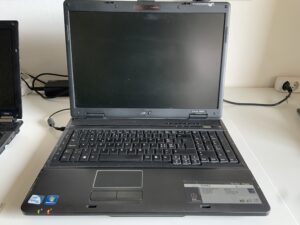 Acer Aspire 7630EZ smontato sul banco durante l'aggiornamento a Windows 11, intervento per un cliente di Mendrisio