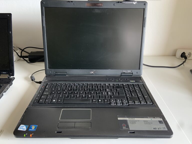 Acer Aspire 7630EZ smontato sul banco durante l'aggiornamento a Windows 11, intervento per un cliente di Mendrisio