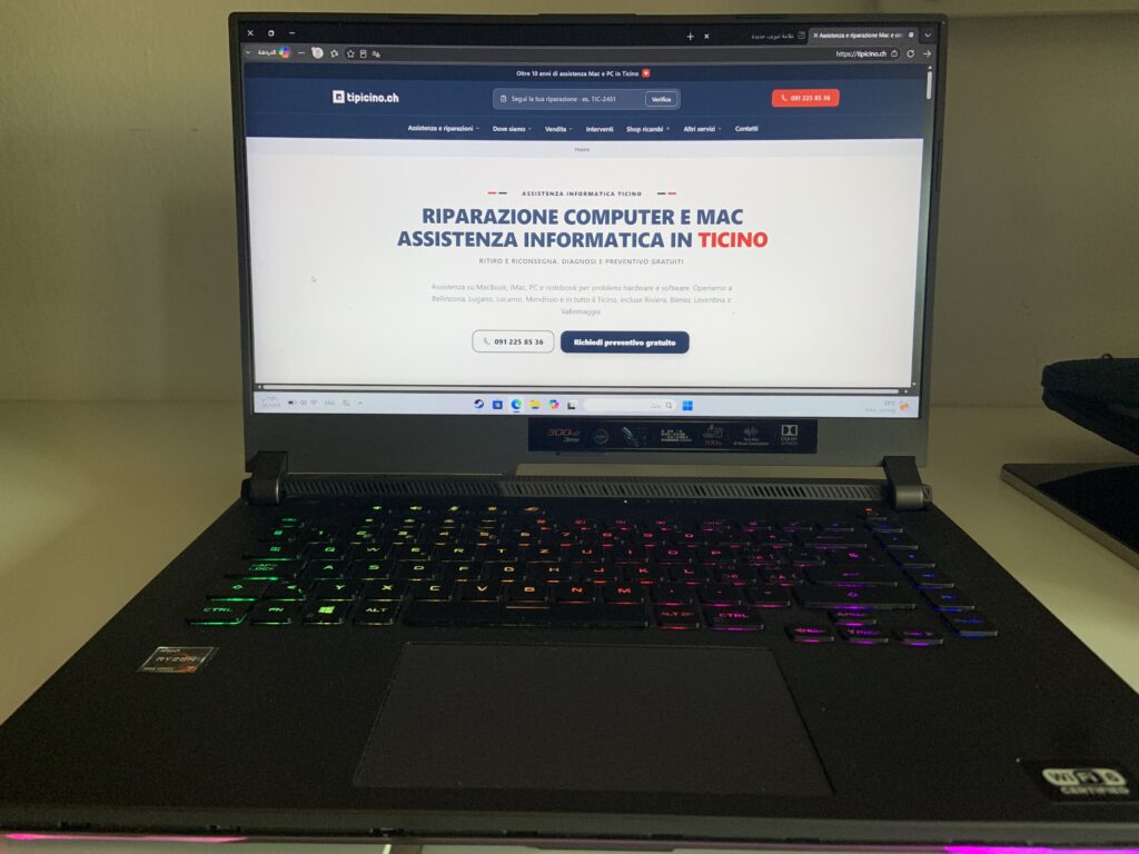 ASUS ROG Strix G15 acceso con il sito tipicino.ch a schermo dopo l'intervento sul raffreddamento, da Manno