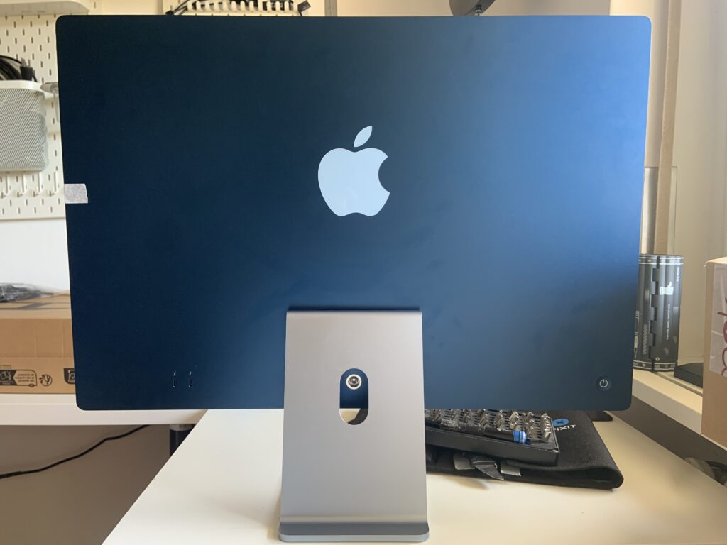 iMac A2438 riparato e acceso con il sito tipicino.ch a schermo, sostituzione display da Pregassona