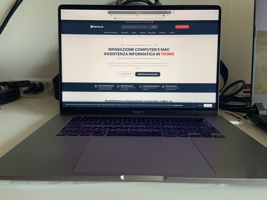 MacBook riparato e acceso con il display nuovo e il sito tipicino.ch a schermo, riparazione da San Nazzaro