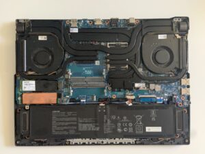 ASUS ROG Strix G15 aperto sul banco per risolvere il surriscaldamento, riparazione per un cliente di Manno