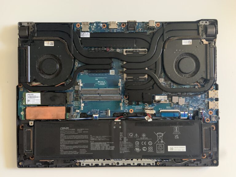 ASUS ROG Strix G15 aperto sul banco per risolvere il surriscaldamento, riparazione per un cliente di Manno