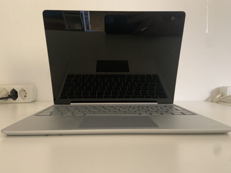 Microsoft Surface Laptop Go sul banco durante la reinstallazione di Windows, riparazione per un cliente di Castione