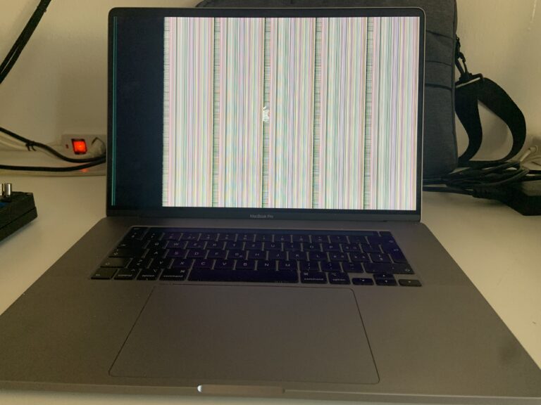 MacBook con display rotto sul banco di riparazione prima della sostituzione dello schermo, per un cliente di San Nazzaro