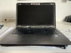 HP ZBook 15u G4 aperto sul banco per la riparazione dopo un danno da liquido, per un cliente di Chiasso