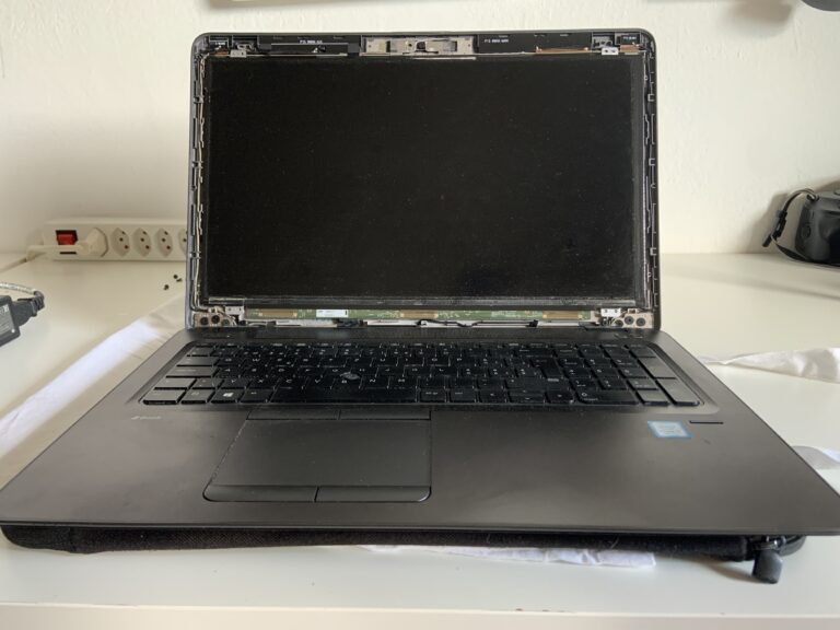HP ZBook 15u G4 aperto sul banco per la riparazione dopo un danno da liquido, per un cliente di Chiasso