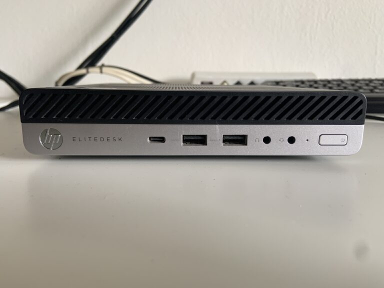 HP EliteDesk 800 G3 Mini aperto sul banco per la sostituzione dell'SSD, riparazione per un cliente di Sant'Antonino