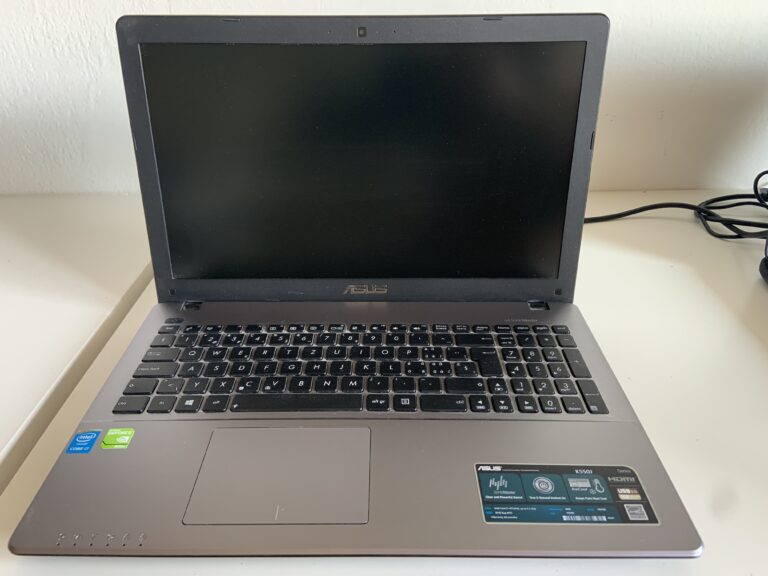 ASUS K550J aperto sul banco per la sostituzione del trackpad, riparazione per un cliente di Cugnasco