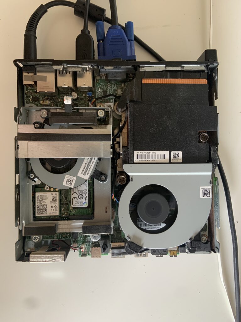 SSD nuovo di ricambio per HP EliteDesk 800 G3 Mini prima del montaggio, da Sant'Antonino