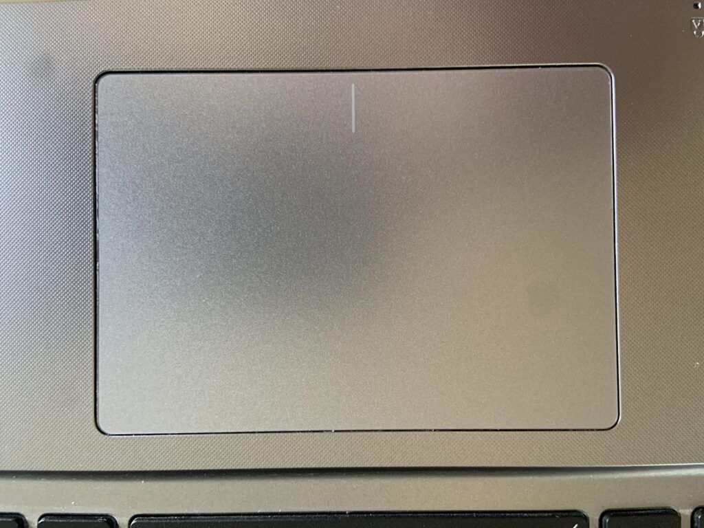 Trackpad nuovo di ricambio per ASUS K550J prima del montaggio, da Cugnasco