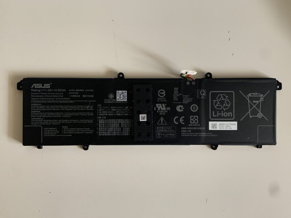 Batteria esausta C31N1905 rimossa da un ASUS VivoBook durante la riparazione, per un cliente di Origlio