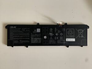 Batteria esausta C31N1905 rimossa da un ASUS VivoBook durante la riparazione, per un cliente di Origlio