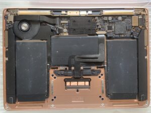 MacBook Air A2337 aperto sul banco per la riparazione della scheda logica, per un cliente di Maggia