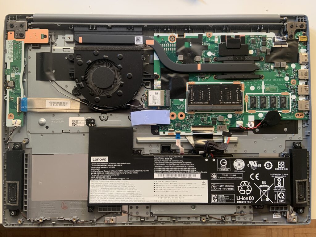 Lenovo IdeaPad 3 17 pollici aperto sul banco per la sostituzione della batteria, riparazione per un cliente di Roveredo