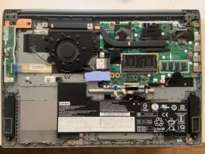 Lenovo IdeaPad 3 17 pollici aperto sul banco per la sostituzione della batteria, riparazione per un cliente di Roveredo