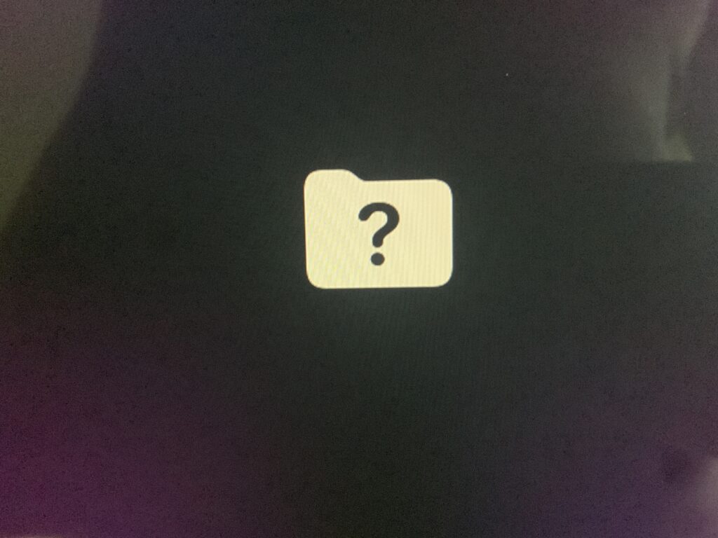 iMac A2115 che mostra la cartella con il punto interrogativo all'avvio, riparazione per un cliente di Morbio Inferiore