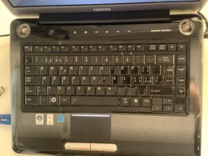 Vecchio portatile Toshiba Satellite A300 con etichetta Windows Vista, recuperato con SSD e Windows 11 per un cliente di Minusio